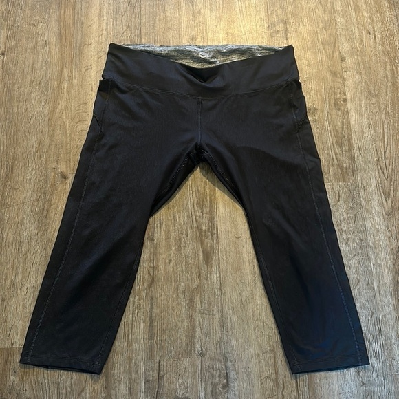 PONY BLACK CROPPED LEGGINGS SIZE L - Picture 1 of 5
